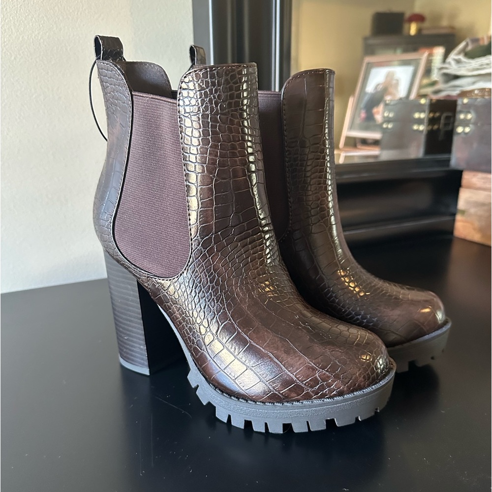 Women’s Soda brown boots size 6 new